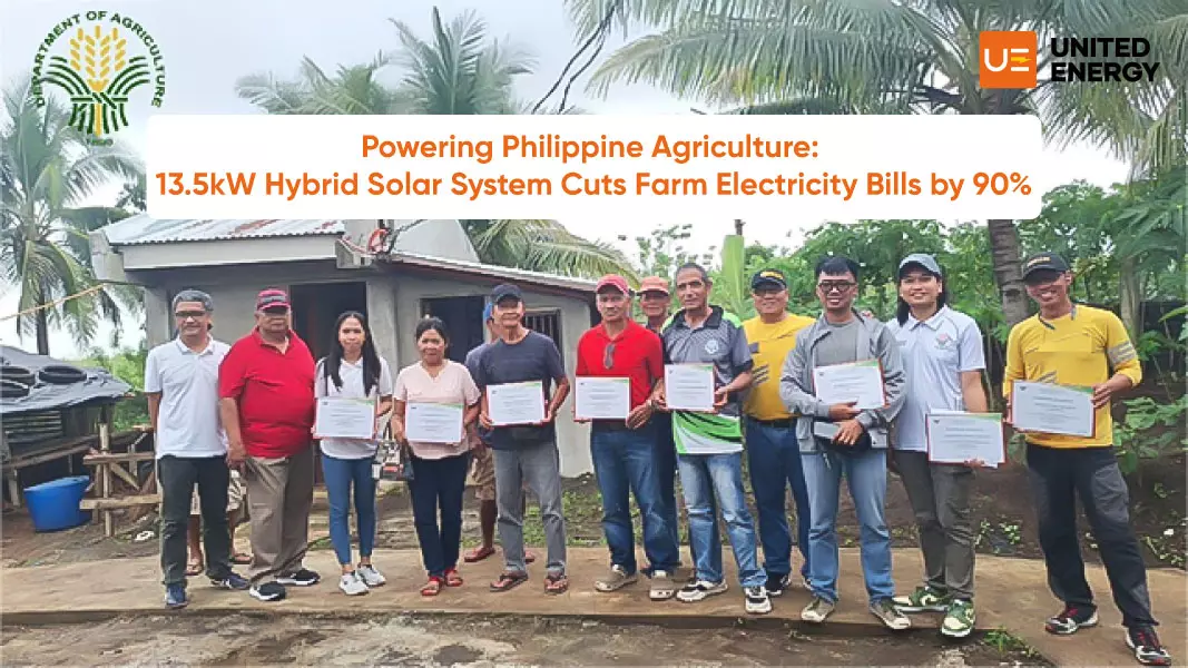 The Philippine agricultural department and installers took a group photo and issued certificates at the solar project site