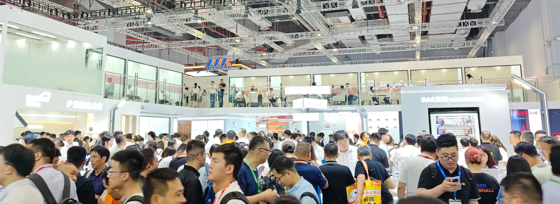 UE employees are attending an international exhibition in the solar photovoltaic industry
