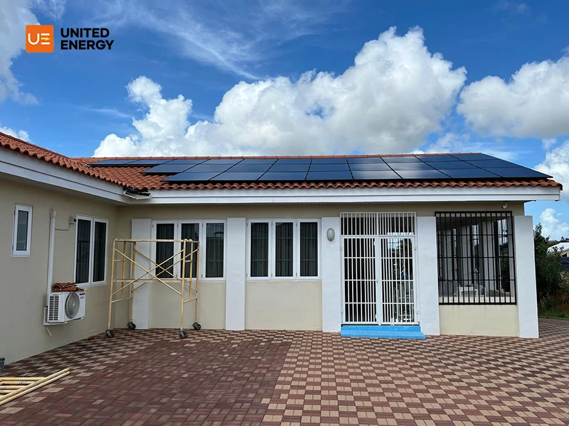 Solución solar doméstica suiza de 12 kW instalada en el tejado de un cliente